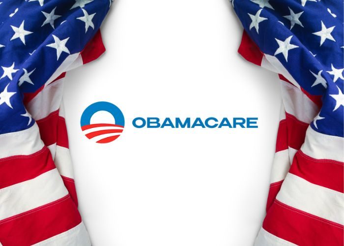 Logo de Obamacare entre banderas de Estados Unidos